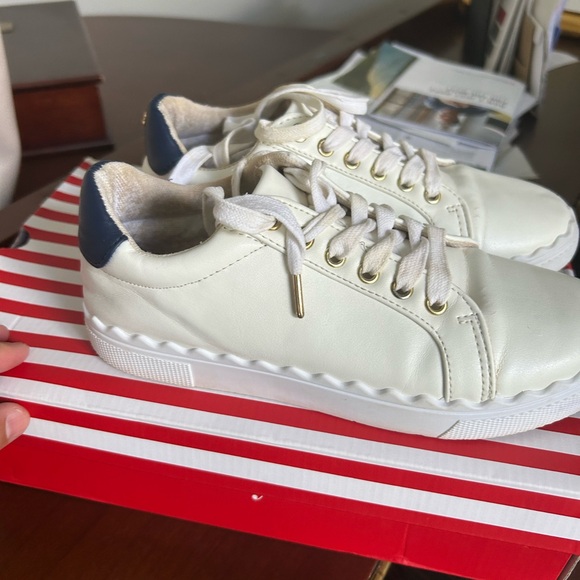 Women’s white and navy blue crown and ivy sarra sneakers - Picture 5 of 6